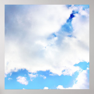 Puffy White Clouds en Blue Sky Poster