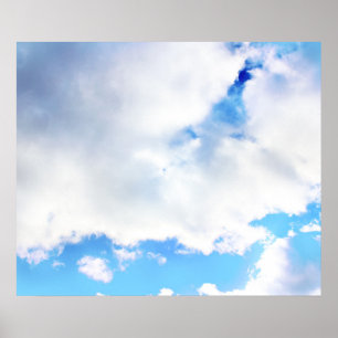 Puffy White Clouds en Blue Sky Poster