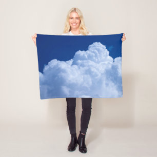 Puffy wolken in de blauwe lucht fleece deken