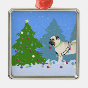Pug die een kerstboom in het bos versiert metalen ornament