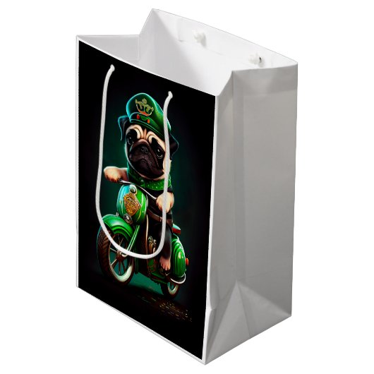 Pug Dog Driving Bike St. Patrick's Day Medium Cadeauzakje (Voorkant Gekanteld)