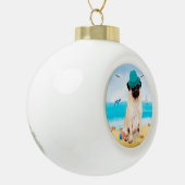 Pug Dog on Beach Keramische Bal Ornament (Links)