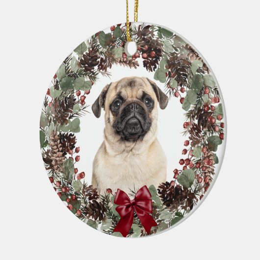 Pug Dog Red Bow Pinecone Wreath Personalized Keramisch Ornament (Links)