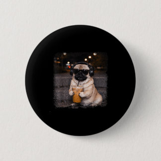 Pug drinking iced coffee lover humor funny dog mem ronde button 5,7 cm