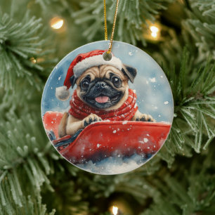Pug-hond in slee laat het sneeuwen Kerstmis Keramisch Ornament