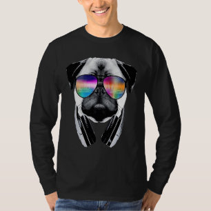 Pug hond met bril en hoofdtelefoon luistert naar o t-shirt