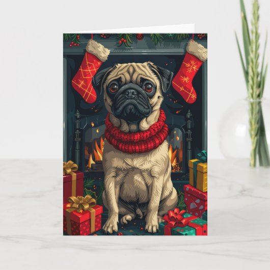 Pug-hond met kerstcadeaus bij de open haard kaart (Voorkant)