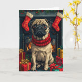 Pug-hond met kerstcadeaus bij de open haard kaart (Gele Bloem)