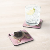 Pug hond met oogmasker op het hoofd dat op bed zit onderzetter (Rechterzijde)