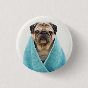 Pug in een handdoek ronde button 3,2 cm