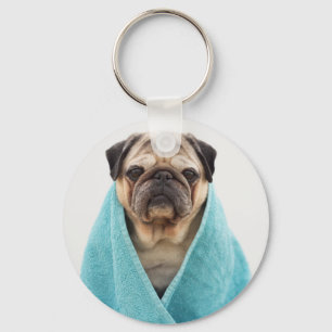 Pug in een handdoek sleutelhanger