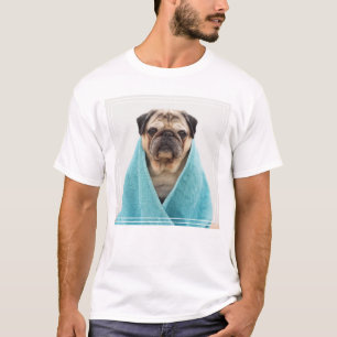 Pug in een handdoek t-shirt