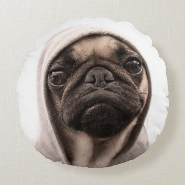 Pug in een hodie rond kussen (Voorkant)