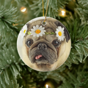 Pug met Daisy Crown Keramisch Ornament