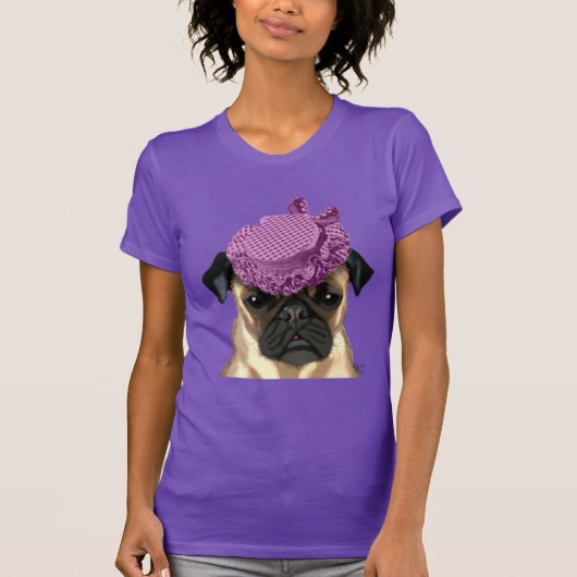 Pug met  Paars Pet T-shirt (Voorkant)