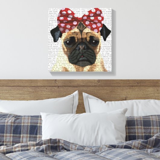 Pug met roodborstbedekking op kop canvas afdruk (Insitu (Slaapkamer))