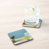 Pug puppy op bed naast de telefoon en drankjes onderzetter (Rechterzijde)