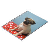 Pug puppy op bed notitieboek (Linkerzijde)