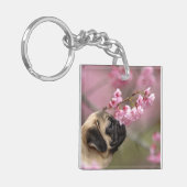 Pug Smelling Cherry Blossom Sleutelhanger (Voorkant Links)
