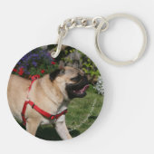 Pug Wearing Red Harness Sleutelhanger (Achterkant)