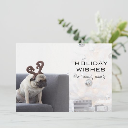 Pugdog met rendierhoorns op de bank feestdagenkaart (Staand voorkant)