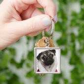 Pugpuppy (6 maanden oud) met kerstmis sleutelhanger (Hand)
