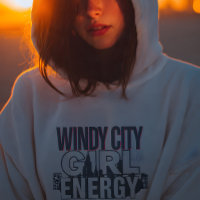Énergie de Fille de la Ville Ventée