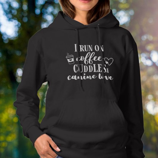 Pull À Capuche Je fonctionne au café câlins amour canin blanc