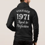 Pull À Capuche Typographie vintage Âgé à la perfection Anniversai<br><div class="desc">Typographie vintage Âgé à la perfection Anniversaire Sweat - shirt à capuche pour les hommes. Ajoutez votre propre année personnalisée. Amusante idée cadeau d'anniversaire pour papa, oncle, grand-père, frère, ami, collègue de travail etc. Design noir et blanc. Idéal pour les 50ème, 60ème, 70ème Anniversaires. Des sweat - shirts à capuche...</div>