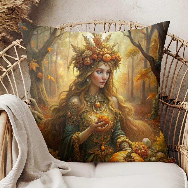 Pumpkin Witch Fairy – Gezellige Herfst Witchcore Kussen (Pumpkin Witch Fairy – Cozy Autumn Witchcore Throw Pillow in a boho rattan armchair.)