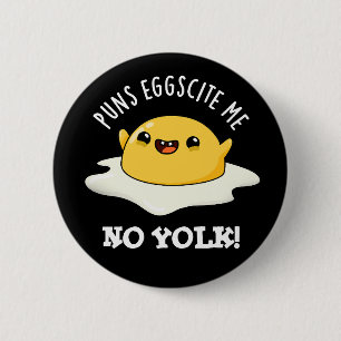 Puns Egg-cite Me No Yolk Funny Egg Pun Dark BG Ronde Button 5,7 Cm