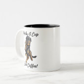 Pup door een kopje tweekleurige koffiemok (Voorkant links)