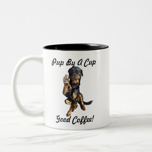 Pup door een kopje tweekleurige koffiemok (Links)
