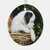 Puppies in mandje keramisch ornament (Links)