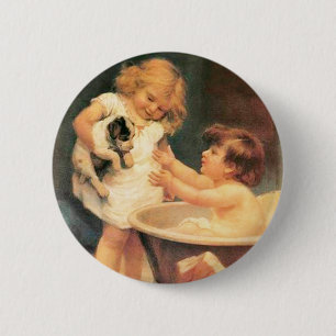 Puppy die een bad neemt vintage antiek ronde button 5,7 cm