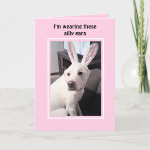 Puppy dog met paasmaaltijd roze feestdagen kaart