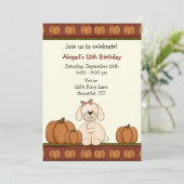 Puppy en pompoenen Herfst Verjaardag Uitnodiging (Staand voorkant)