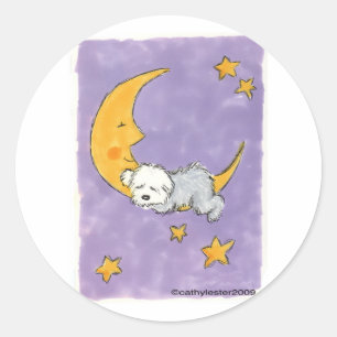 Puppy slapen op de maan ronde sticker