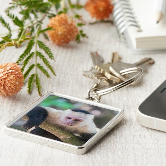 Pura vida voor kapucijnaapje met witte bodem sleutelhanger (Zijkant)