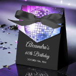 Purple 60e anniversaire Disco Ball 70's<br><div class="desc">Faites de votre séjour une expérience inoubliable avec notre Ballotin Disco Ball Purple 60th Birthday Party 70's. Ces ballotins sont le moyen parfait d'envoyer vos amis et votre famille à la maison avec une touche de "nostalgie les années 70 après votre fête d'anniversaire marquant. Dans une teinte violette vivante, ces...</div>