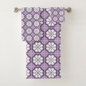 Purple and white floral patterned (En situation)