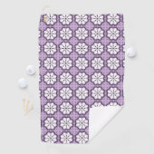 Purple and white floral patterned golfhanddoek (Insitu)