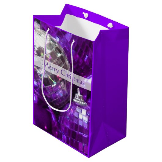Purple Baubles Joyeux sac cadeau de Noël moyen (Devant Angle)