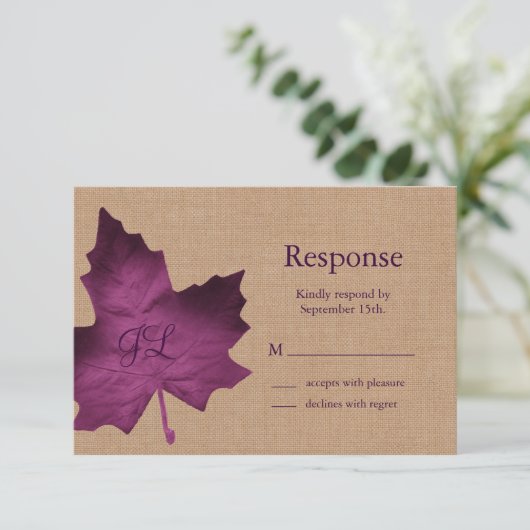 Purple Burlap Monogramme RSVP (Debout devant)