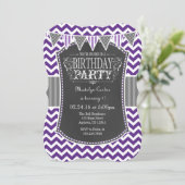Purple Chalkboard Chevron Invitation d'anniversair (Debout devant)