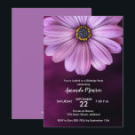 Purple Daisy Invitations de fête d'anniversaire<br><div class="desc">Une superbe marguerite violette sur un arrière - plan violet profond à noir,  des invitations parfaites pour toute occasion. Première communion,  dédicace,  baptême,  baptême et bien plus encore,  il suffit de changer le libellé. PRODUITS CORRESPONDANTS dans notre magasin —> http://bit.ly/2TkJpYb <—</div>