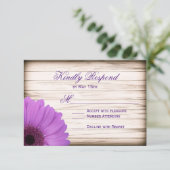 Purple Daisy Rustic Wood Wedding Cartes RSVP (Debout devant)