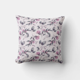 Purple flowers on a throw pillow kussen