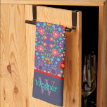Purple Fun Floral Motif Stylé Nom initial<br><div class="desc">Modèle Floral violet serviette de cuisine élégante avec nom. Ces serviettes de cuisine uniques sont un cadeau parfait pour célébrer un anniversaire, la retraite, l'anniversaire, la fête du ménage, un cadeau mariage, etc... Une façon amusante de célébrer n'importe quelle occasion. Associez-le avec une bouteille de vin et il fait un...</div>
