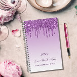 Purple gouttes violet nom monogramme 2025<br><div class="desc">Un arrière - plan violet, violet dégradé avec des gouttes violettes profondes, la peinture goutte à goutte. Personnalisez et ajoutez une année (n'importe quelle année) un nom et un titre. Le nom est écrit en violet avec un script de style moderne écrit à la main. Parfait pour les affaires, l'école,...</div>